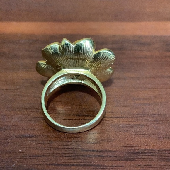 Gold tone green flower ring size 7 - Picture 3 of 6
